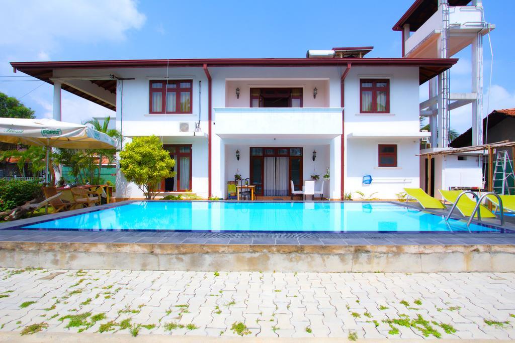 The Blue Beach Guesthouse Negombo Exterior photo