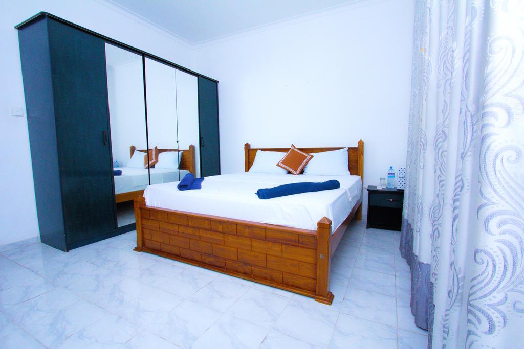 The Blue Beach Guesthouse Negombo Exterior photo