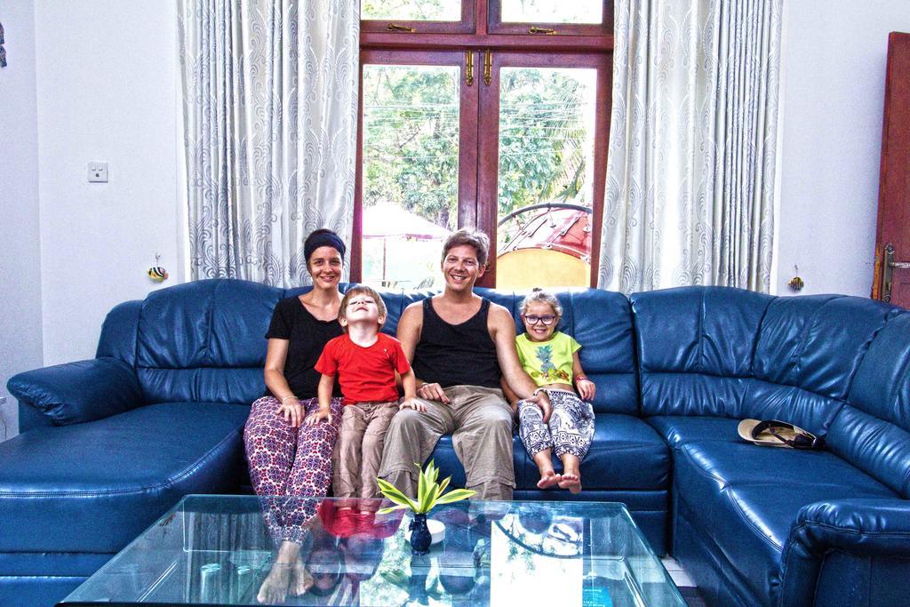 The Blue Beach Guesthouse Negombo Exterior photo