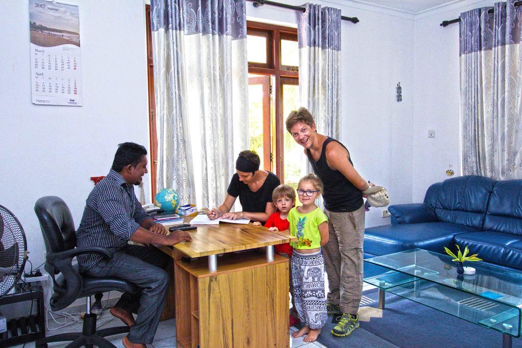 The Blue Beach Guesthouse Negombo Exterior photo