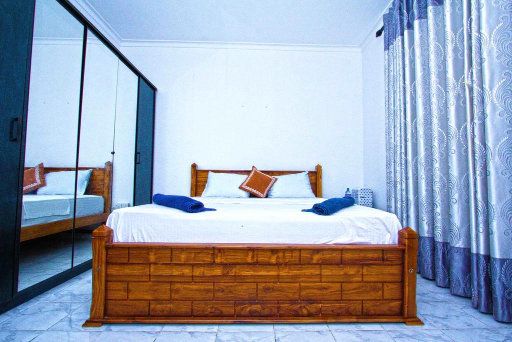 The Blue Beach Guesthouse Negombo Exterior photo