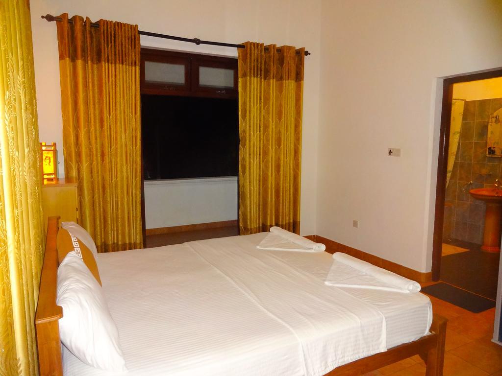 The Blue Beach Guesthouse Negombo Exterior photo