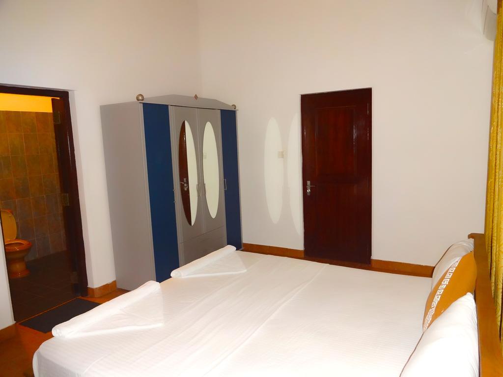 The Blue Beach Guesthouse Negombo Exterior photo